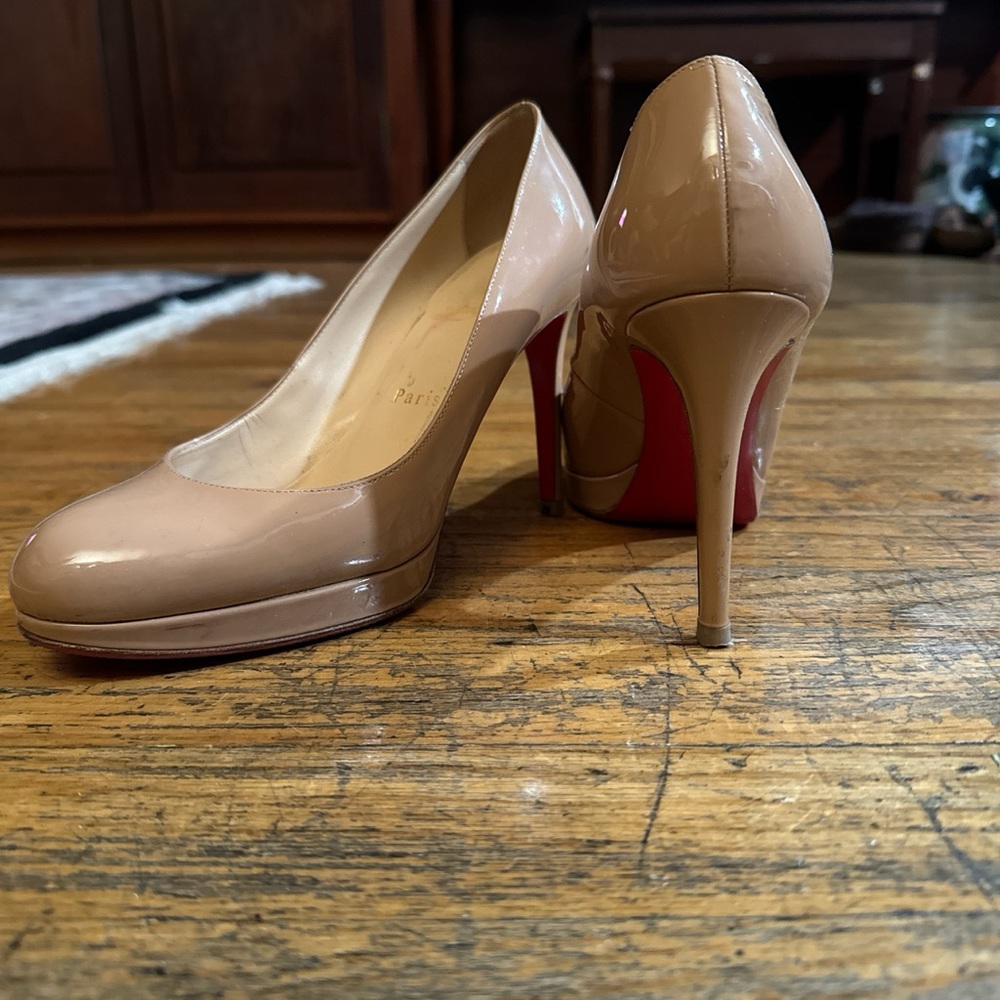 Christian Louboutin Nude Pumps. - Picture 2 of 8